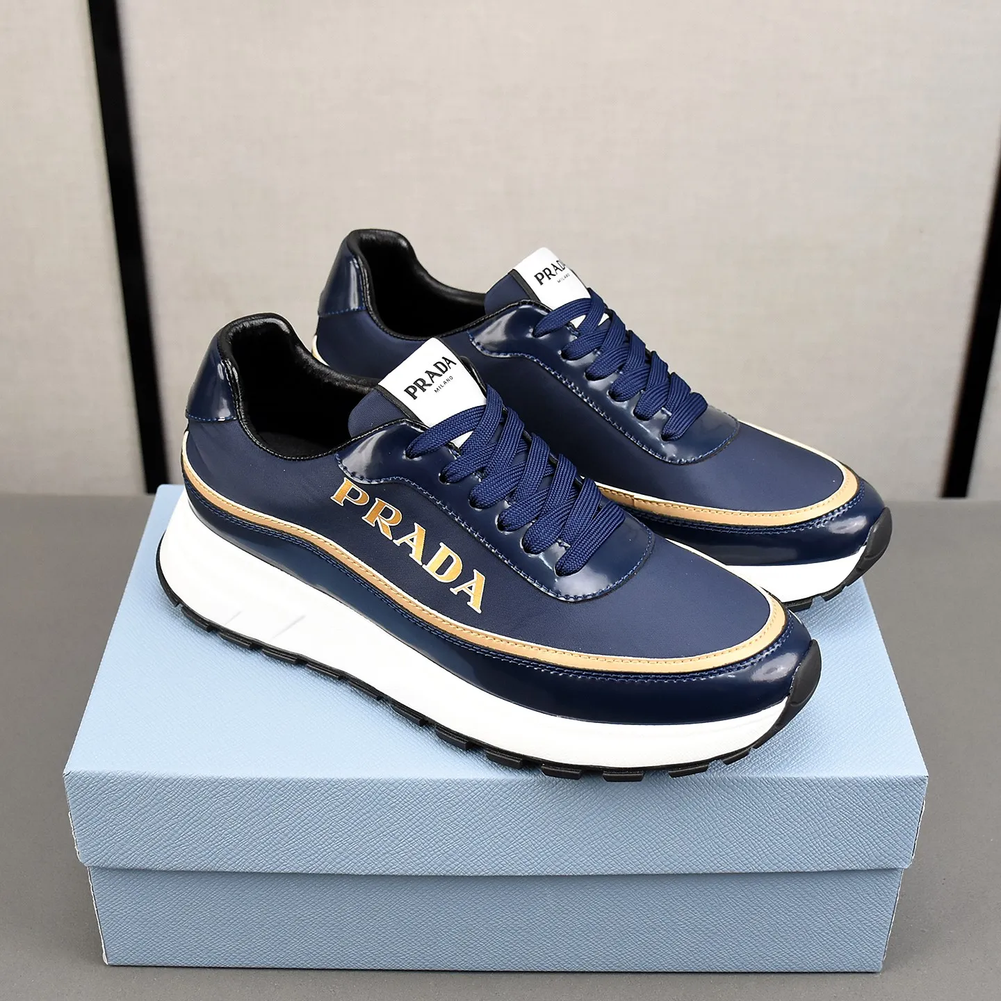 PP420👟👟👟Prada/Prada Prax men's series casual sports shoes Prax sports shoes combine style and comfort, with a unique sports design defined by exquisite materials and details. Fashionable, casual and versatile, it is decorated with an enameled triangle logo on the outside, a Prada Milano printed logo on the tongue, and a 2.5cm lightweight two-tone rubber sole for a comfortable wearing experience! Size: 38-39-40-41-42-43-44 standard leather shoe size